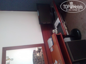 A&O Prague Rhea 3* Вторая комната с телевизором и холодильником, еще шкафы. - Фото отеля