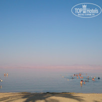 La Playa Resort & Spa 5* Все люди купаются в одном месте, где песчаное дно. - Фото отеля