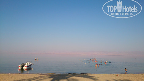 La Playa Resort & Spa 5* Все люди купаются в одном месте, где песчаное дно. - Фото отеля