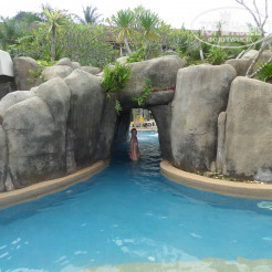 Centara Karon Resort Phuket 4* Тот самый детский бассейн. Слева - горка и душ из-под зонтика и грот. - Фото отеля