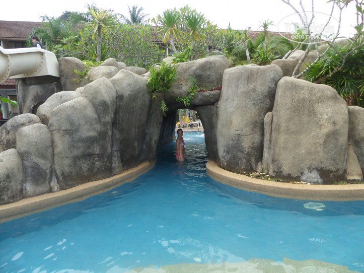 Centara Karon Resort Phuket 4* Тот самый детский бассейн. Слева - горка и душ из-под зонтика и грот. - Фото отеля