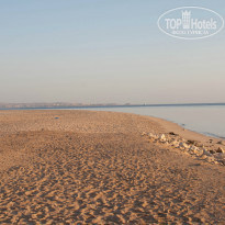 The Grand Makadi Hotel 5* пляж за территорией отеля. желающих уйти записывают в журнал - Фото отеля