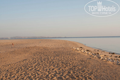 The Grand Makadi Hotel 5* пляж за территорией отеля. желающих уйти записывают в журнал - Фото отеля