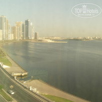 Golden Tulip Sharjah 4* Вид на лагуну Халид из ресторана - Фото отеля