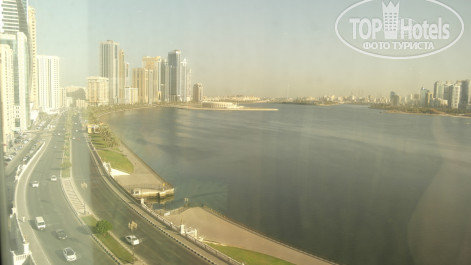 Golden Tulip Sharjah 4* Вид на лагуну Халид из ресторана - Фото отеля