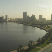 Golden Tulip Sharjah 4* Вид на лагуну Халид из ресторана - Фото отеля