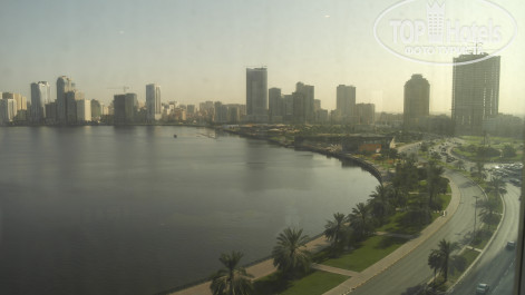 Golden Tulip Sharjah 4* Вид на лагуну Халид из ресторана - Фото отеля