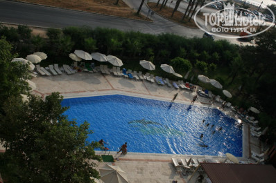 FUN&SUN Miarosa Incekum Beach 5* БАССЕЙН ВИД СВЕРХУ. ВИДНА ДОРОГА И УЕЗЖАЮЩИЙ МИКРОАВТОБУС-ПАРШИВОЕ ЗРЕЛИЩЕ - Фото отеля
