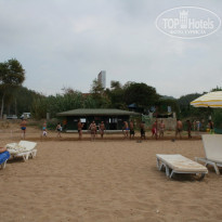 FUN&SUN Miarosa Incekum Beach 5* ПЛЯЖ - СЗАДИ ПЛАТНЫЙ ТУАЛЕТ И ИГРАЮЩИЕ В ВОЛЕЙБОЛ ЛЮДИ - Фото отеля