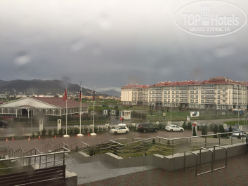 Bridge Resort (Бридж Резорт) 4* Непогода. Вид от главного входа в отель - Фото отеля