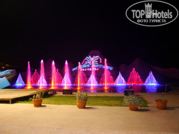 Adams Beach 5* шоу танцующих фонтанов в Протарасе - Фото отеля
