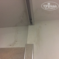 Touring 4* Потолок в душе улучшенного номера 4х звездочного отеля) - Фото отеля