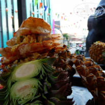 Kata Sea Breeze 3* Рис в ананасе с морепродуктами за 200 бт в кафе с зелеными столиками - Фото отеля