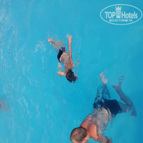 Alean Family Biarritz 4* Сын плавает в бассейне - Фото отеля