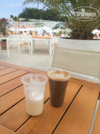 Grand Hotel Varna 5* вид из бара на пляже. Кофе с молочком в кадре. И я. За кадром - Фото отеля