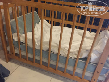 Carlton Sharjah 4* Такую кроватку подготовили ребенку по приезду - Фото отеля
