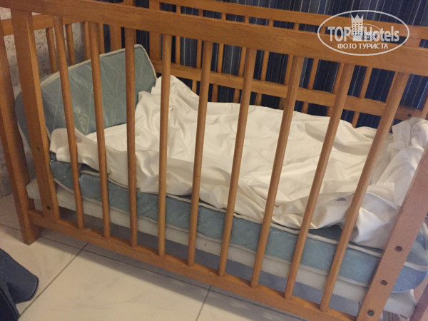 Carlton Sharjah 4* Такую кроватку подготовили ребенку по приезду - Фото отеля