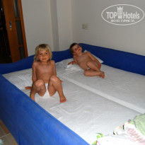 Grecotel Marine Palace & Aqua Park 4* в семейном номере кровати у детей - Фото отеля