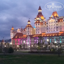 Бархатные Сезоны 3* Вид на отель Богатырь из Олимпийского парка - Фото отеля