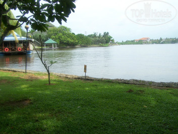 Cinnamon Bentota Beach 4* справа от нашего номера в 200 м течет река Бентота, абсолютно не мешает - Фото отеля