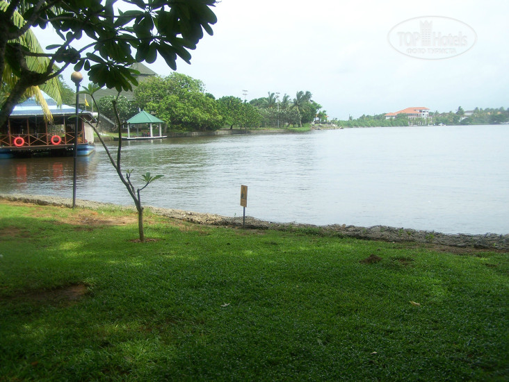 Cinnamon Bentota Beach 4* справа от нашего номера в 200 м течет река Бентота, абсолютно не мешает - Фото отеля
