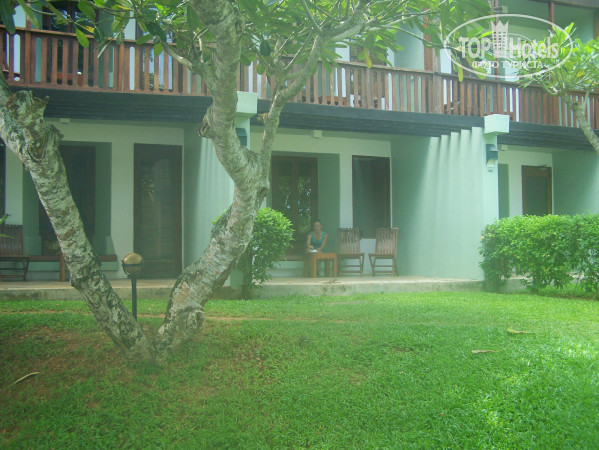 Cinnamon Bentota Beach 4* наш номер на 1 этаже имел 2 выхода. На территорию и в холл отеля. - Фото отеля