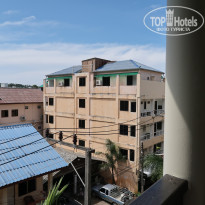 Phuket Island View 3* Вид с балкона не в лучшую сторону. Внизу на первом этаже этим приходится любоватся из темной амбразуры балкона с кустами в упор без вариантов. - Фото отеля