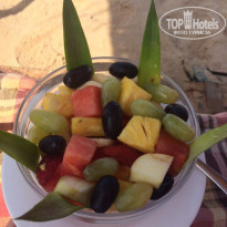 Sea Breeze Resort Candolim 3* Подача фруктового салата в Ryan's shack - Фото отеля