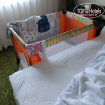 Royal Garden Beach Hotel 5* манеж для детей. наш ребёнок в такой "кроватке" не спал( - Фото отеля