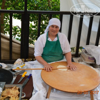 Grand Seker 4* Турчанка пчет лепешки в ресторане на пляже, с сыром, с сахаром, с творогом - Фото отеля