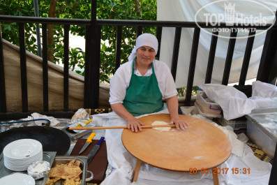 Grand Seker 4* Турчанка пчет лепешки в ресторане на пляже, с сыром, с сахаром, с творогом - Фото отеля