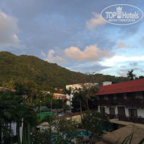 Baan Karon Resort 3* Вот такая живописная гора виднеется из номеров - Фото отеля