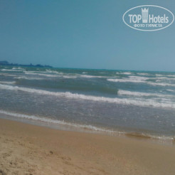 Курортный отель Олимп 3* Море красивое, но очень грязное из-за волн! Волны приносят всё! От веток и бревен, до полиэтилена и медуз! - Фото отеля