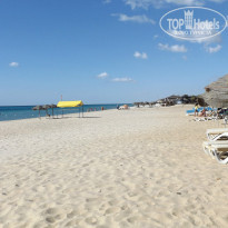 Iberostar Averroes 4* На этом фото видны справа 4 лежака со столиками сверху под 2-мя зонтами, забронированные работниками пляжа, на которые так никто и не пришёл. - Фото отеля