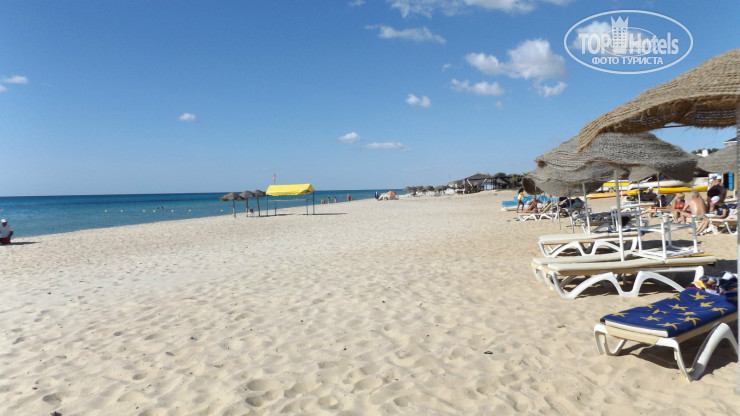 Iberostar Averroes 4* На этом фото видны справа 4 лежака со столиками сверху под 2-мя зонтами, забронированные работниками пляжа, на которые так никто и не пришёл. - Фото отеля