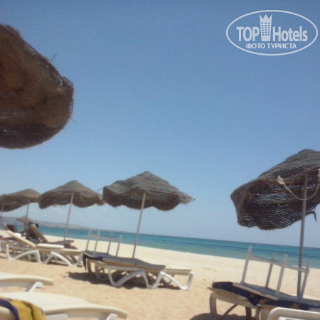 Iberostar Averroes 4* Вот такие зонтики и опять эти же, занятые работниками пляжа, лежаки - Фото отеля