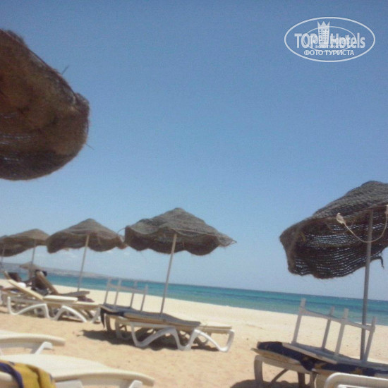 Iberostar Averroes 4* Вот такие зонтики и опять эти же, занятые работниками пляжа, лежаки - Фото отеля