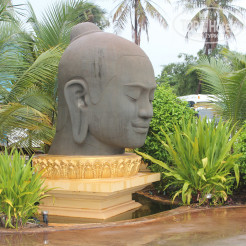 Территория отеля Angkor Hotel