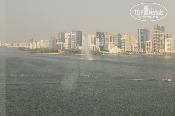 Golden Tulip Sharjah 4* Вид из ресторана отеля - Фото отеля
