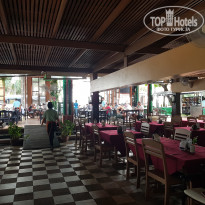 Phuket Island View 3* Ресторан отеля. Он открытый, т.е. выполнен в виде веранды. Прохлада поддерживается вентиляторами, как и во всех ресторанах на улице - Фото отеля