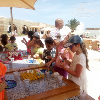 Mercure Hurghada 4* Дети раскрашивают яйца на Пасху - Фото отеля