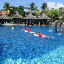 Hard Rock Hotel Bali 4* Обучение серфингу в бассейне отеля Hard Rock Hotel Bali - Фото отеля