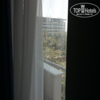 Royal Garden Beach Hotel 5* Вид из (грязного) окна "третьего" корпуса на отель Royal Garden. - Фото отеля