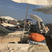 FUN&SUN Miarosa Incekum Beach 5* Лежаков много. Больше чем зонтов((( и они очень близко друг а другу - Фото отеля