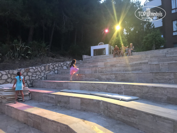 FUN&SUN Miarosa Incekum Beach 5* Амфитеатр. Детская и взрослая анимация проходит здесь - Фото отеля