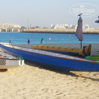Le Royal Meridien Beach Resort & Spa 5* белоснежный песок и лодки, на заднем плане видно как засыпается пальма. - Фото отеля