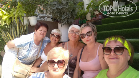 Sunny 3* На ступеньках отеля - Фото отеля