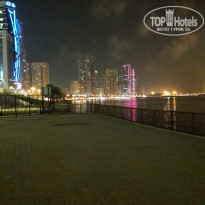 Golden Tulip Sharjah 4* Вечерняя набережная - Фото отеля