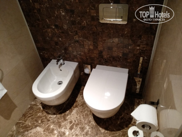 Crowne Plaza Borjomi 5* Туалет на втором уровне - Фото отеля