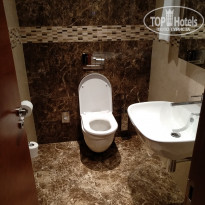 Crowne Plaza Borjomi 5* Туалет на первом уровне - Фото отеля